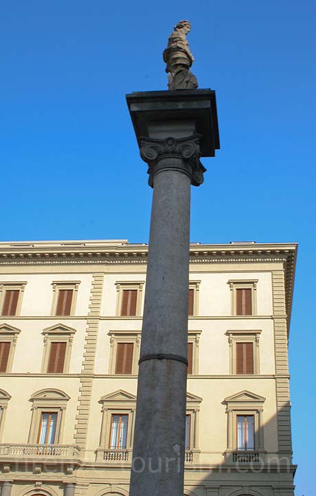 Eine statue und eine kolonne in florenz foto