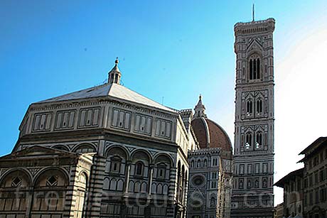 Fassade und turm des doms in florenz foto