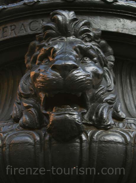 Historische leuchten detail in piazza della repubblica florenz foto