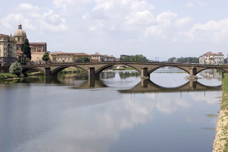 Bridge over the arno river in Florence photo