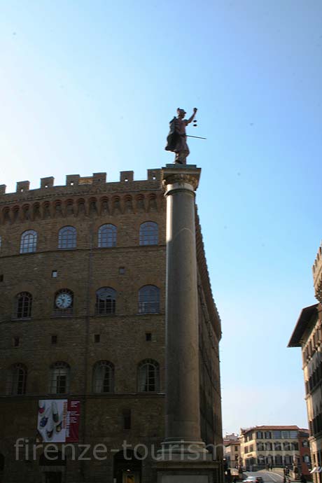 Piazza di Santa Trinita de Florence photo