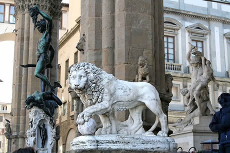 Sculptures dans la Loggia della Signoria à Florence photo