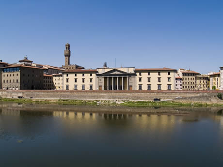 Il fiume Arno e palazzi fiorentini foto