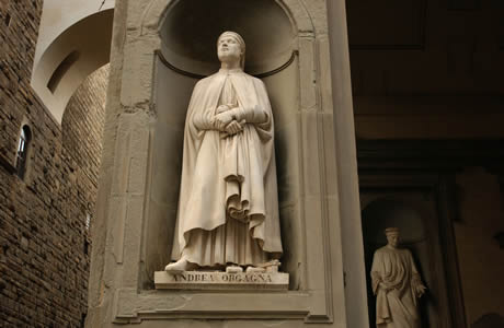 Statua di fronte alla Galleria degli Uffizi a Firenze foto