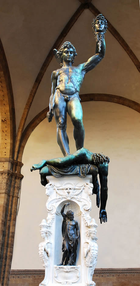 Statua in bronzo di Perseo che decapita la medusa nella Loggia dei Lanzi Firenze foto