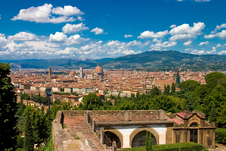 Nori frumosi deasupra florentei foto