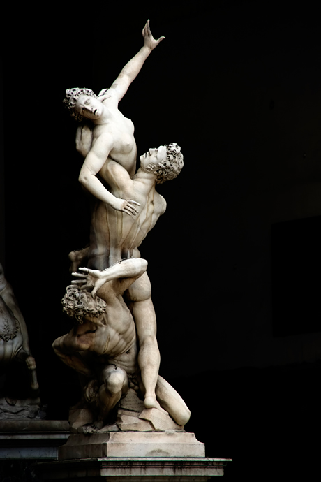 Statuia ratto delle sabine la palazzo vecchio Florenta foto