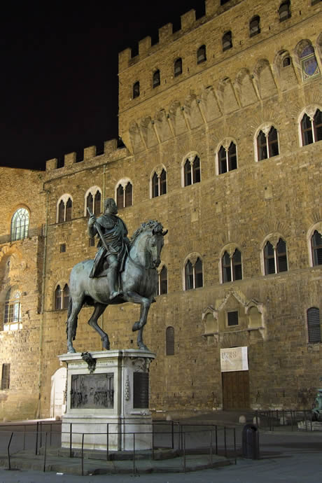 Statuie ecvestra cosimo de medici langa palazzo vecchio Florenta foto