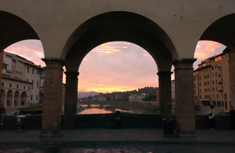 Aрки моста Понте Веккио Флоренции фото