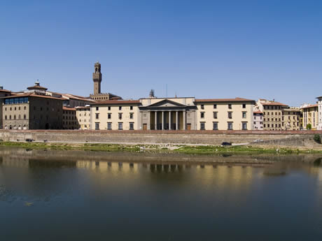 Флорентийской архитектуры рядом с Река Арно Флоренц фото